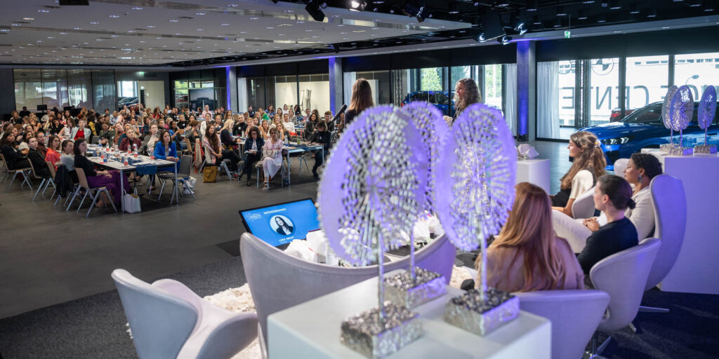 Female Innovation Forum 2024. Die fünf Gründerinnen präsentierten ihre zwei wichtigsten Fragen und luden zur Teilnahme an ihren Workshops ein.