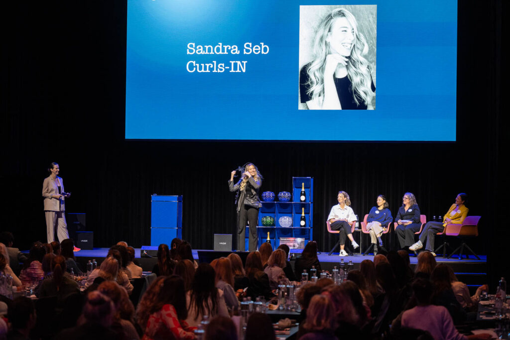 Female Innovation Forum 2025.  Sandra Seb - Curls-in. Präsentation