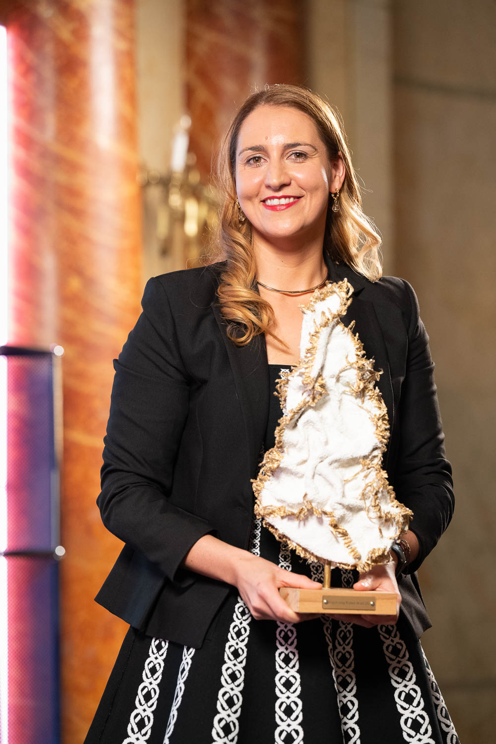 Jasmin Aziz erhält den Empowering Women Award 2026