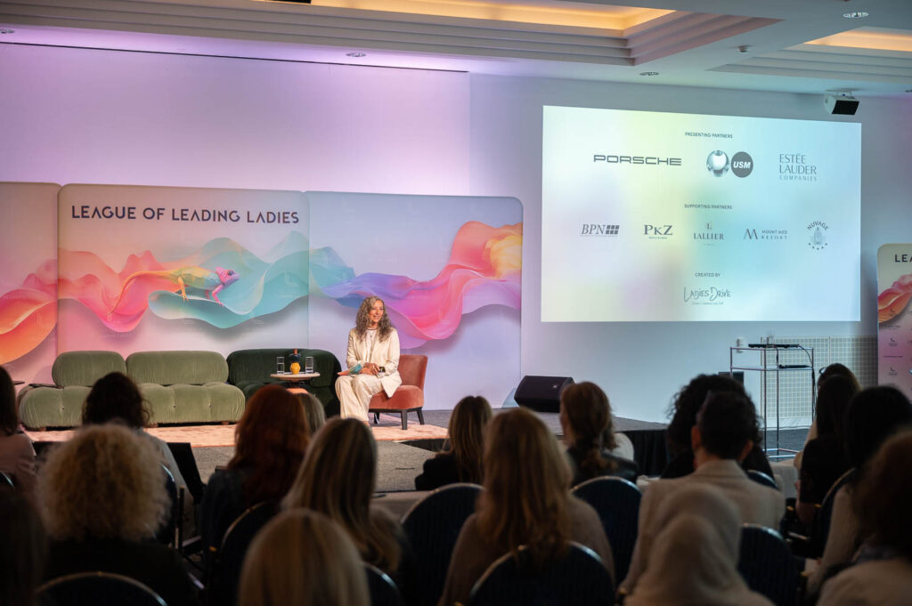 League of Leading Ladies Conference 2026. Sandra-Stella Triebl stellt die Sponsoren der Konferenz vor.