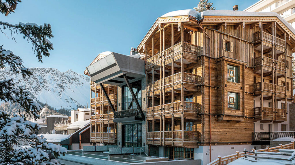 Ladies Drive No. 73. Belarosa Chalet: Heute ist nicht alle Tage. Aussenaufnahmen des BelArosa Chalet