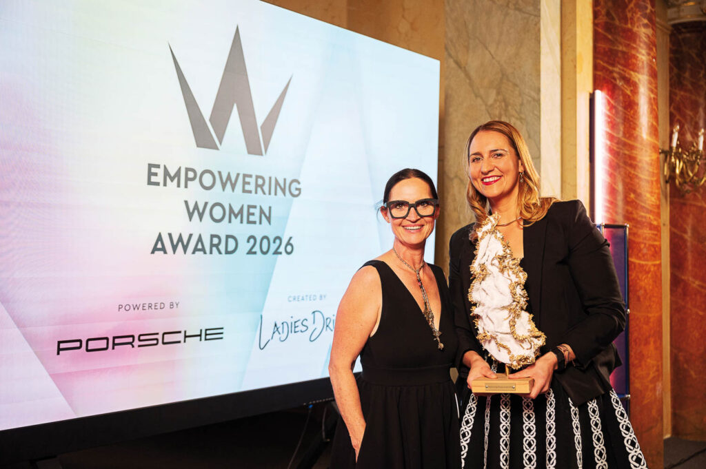 Retrospektive League of Leading Ladies Conference 2026. Jasmin Aziz (CEO Visilab) mit dem Empowering Women Award und der Schweizer Künstlerin Gabriela Brunner, die den Award kreiert hat