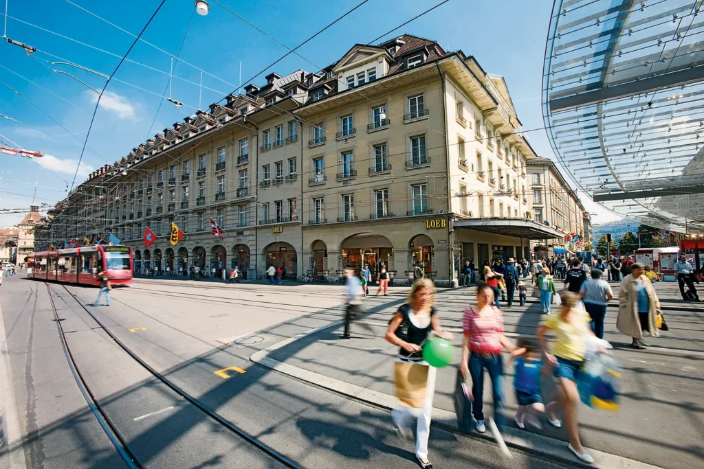 Aussenansicht des traditionsreichen Kaufhauses Loeb in Bern, das von Nicole Loeb geführt wird.