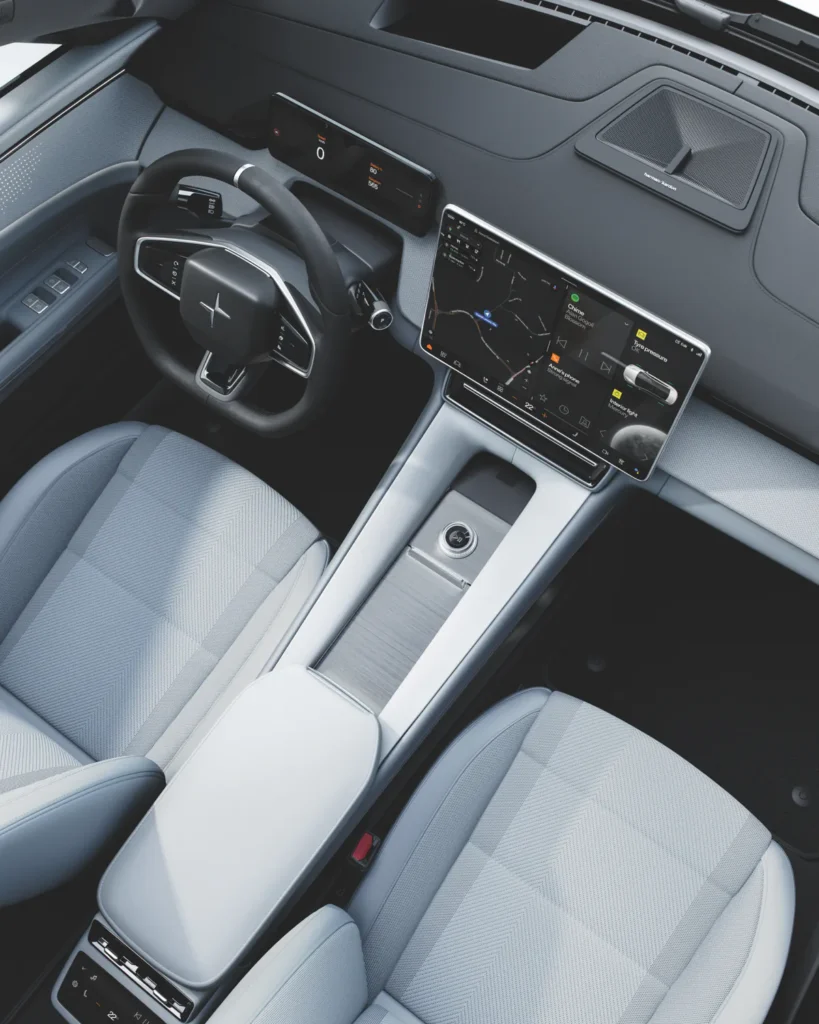 Innenraum des Polestar 4 mit minimalistischem Cockpit und zentralem Touchscreen