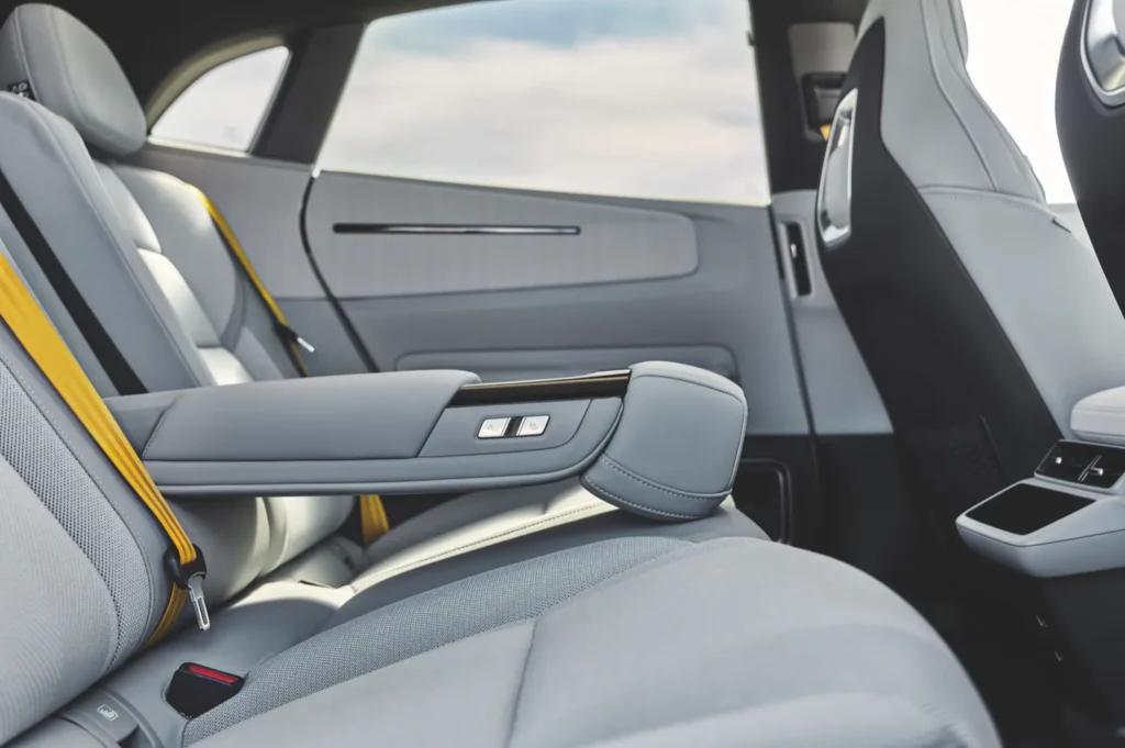 Rücksitzbereich des Polestar 4 mit modernem Design und komfortablen Sitzplätzen.