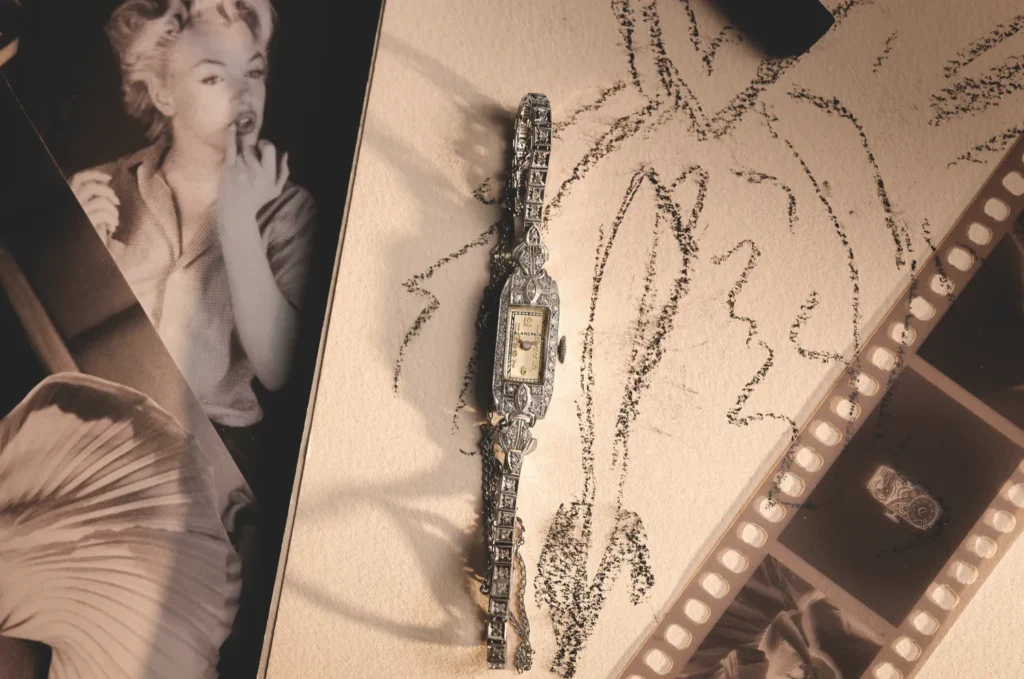 Marilyn Monroes originale Blancpain-Cocktailuhr mit Diamanten, arrangiert mit historischen Fotografien und Filmstreifen.