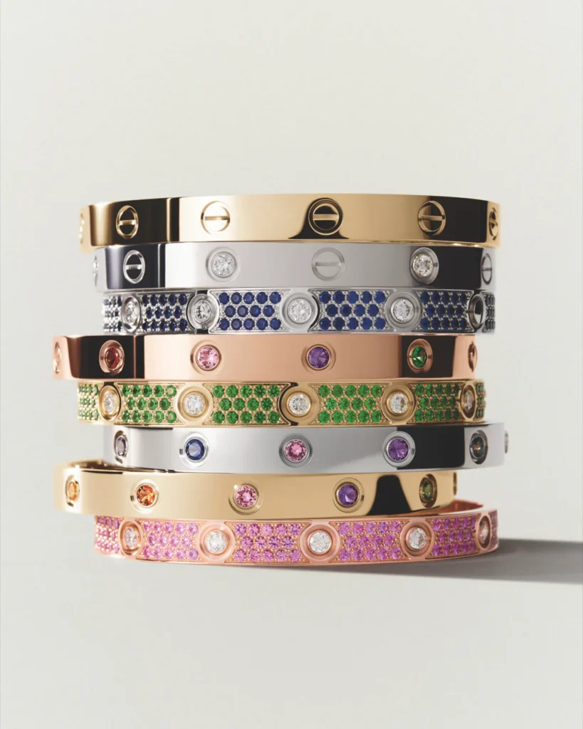Cartier Love Bracelet aus der Capsule Collection mit farbigen Diamanten und Edelsteinen, eine Neuinterpretation des ikonischen Armreifs.