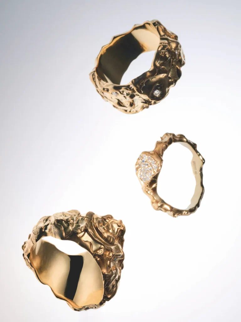 Yan Jiang Melting Bubble Ringe mit organischen Formen und skulpturaler Oberfläche, inspiriert von der Struktur der Luftpolsterfolie.