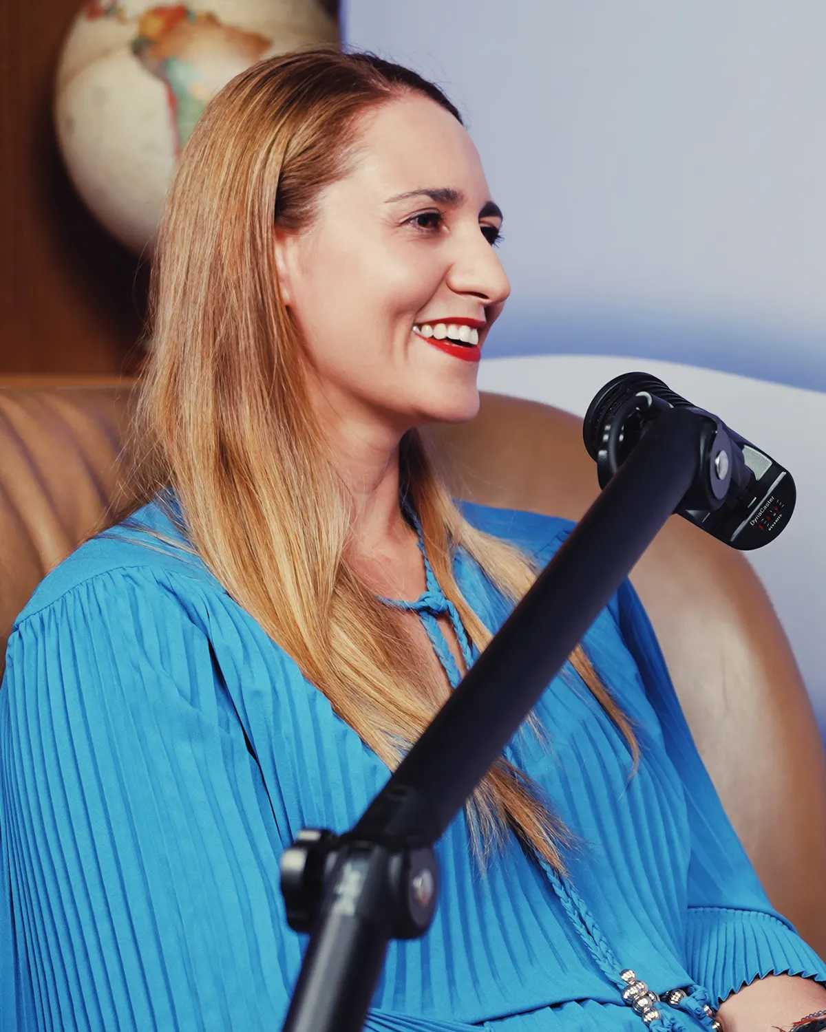 Alt: Jasmin Aziz bei der Aufnahme des Ladies Drive Podcasts