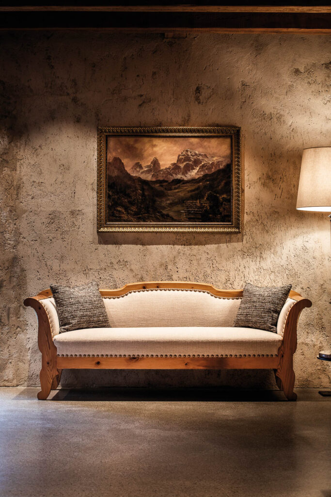 Sofa in einem stilvoll gestalteten Lounge-Bereich des Mount Med Resorts in der Tiroler Wildschönau.