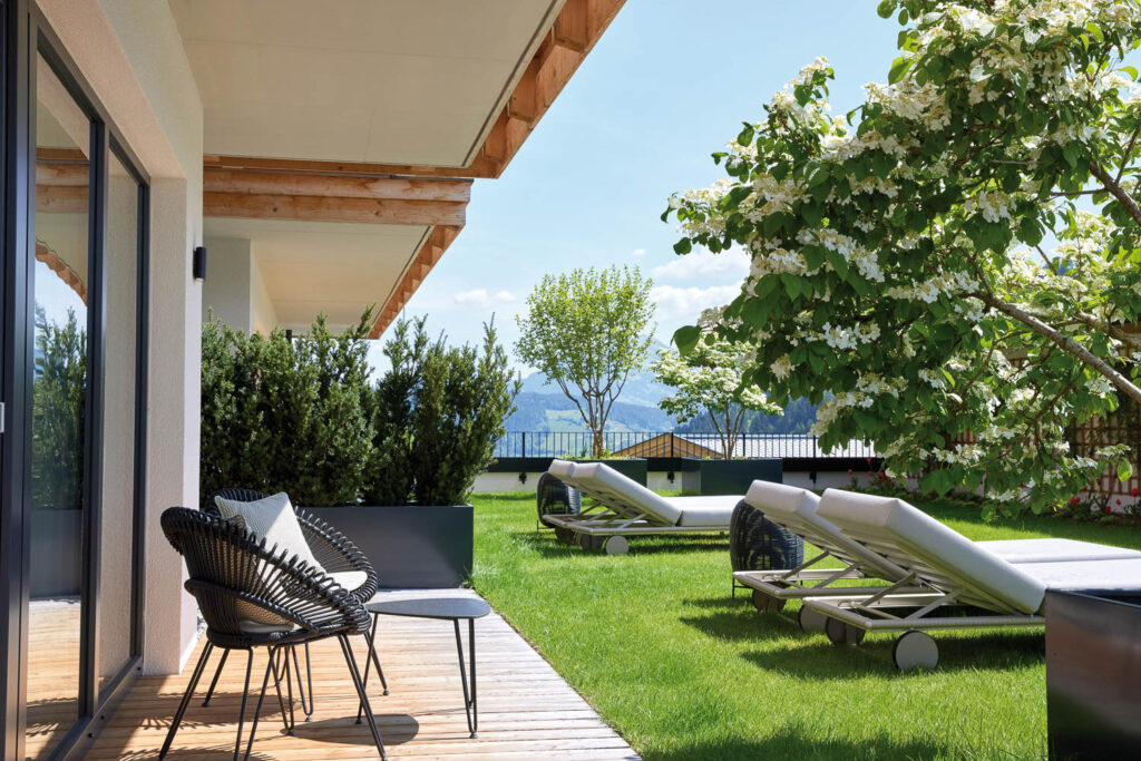 Terrasse der Privilege Fitness Chalet Suite im Mount Med Resort in der Tiroler Wildschönau.