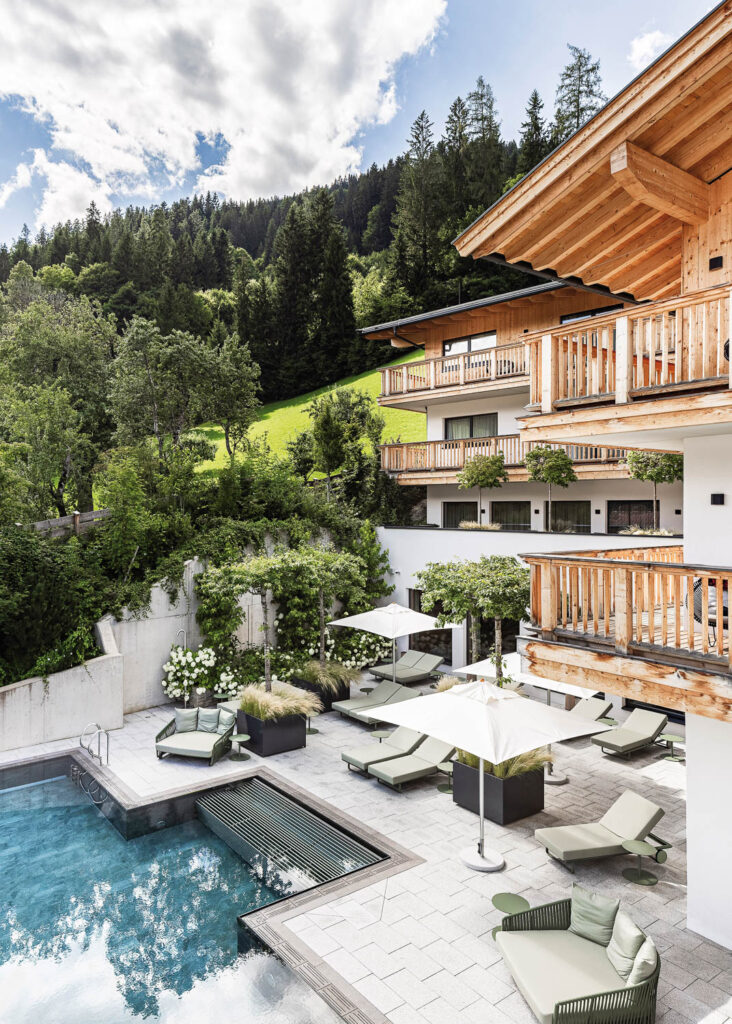 Aussenpool des Mount Med Resorts in der Tiroler Wildschönau.
