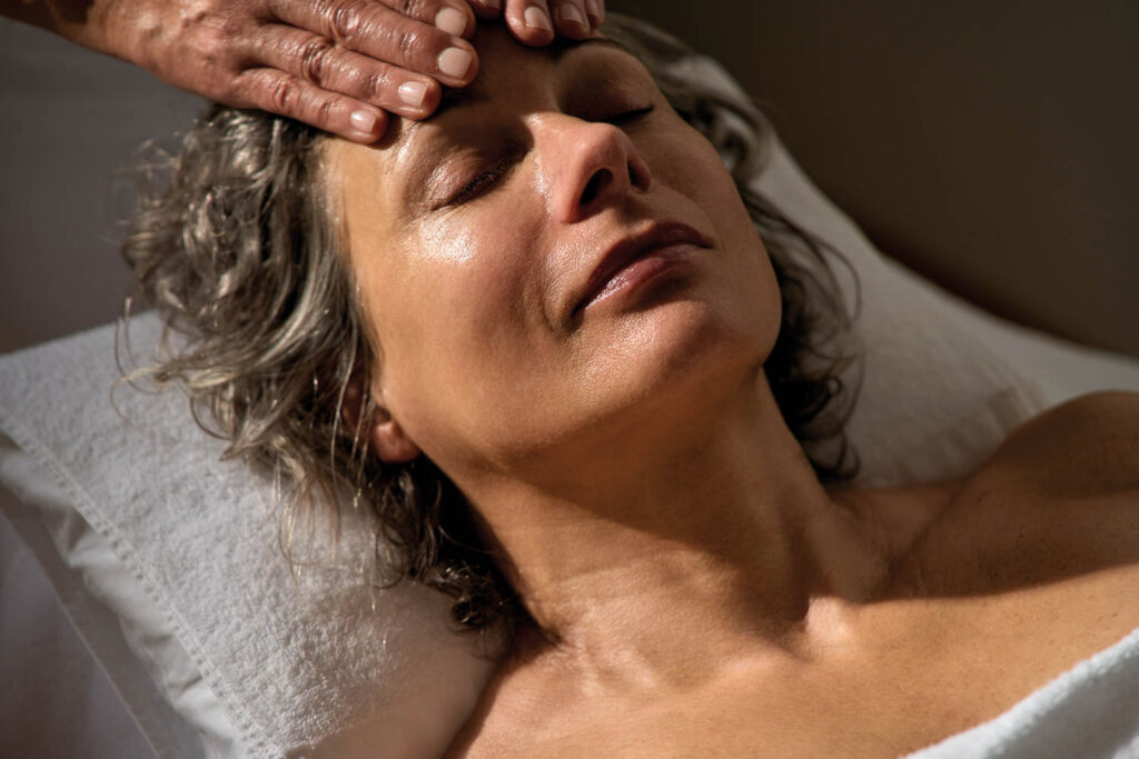 Massagebehandlung im Spa-Bereich des Mount Med Resorts in der Tiroler Wildschönau.