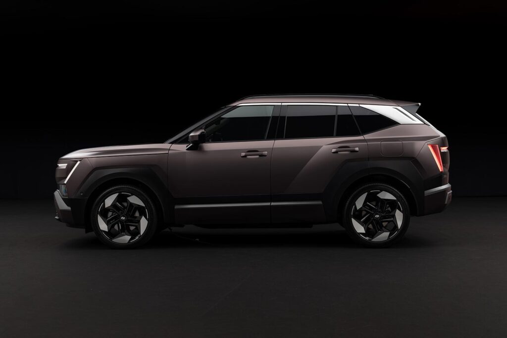 Side view of the all-new Hyundai TUCSON