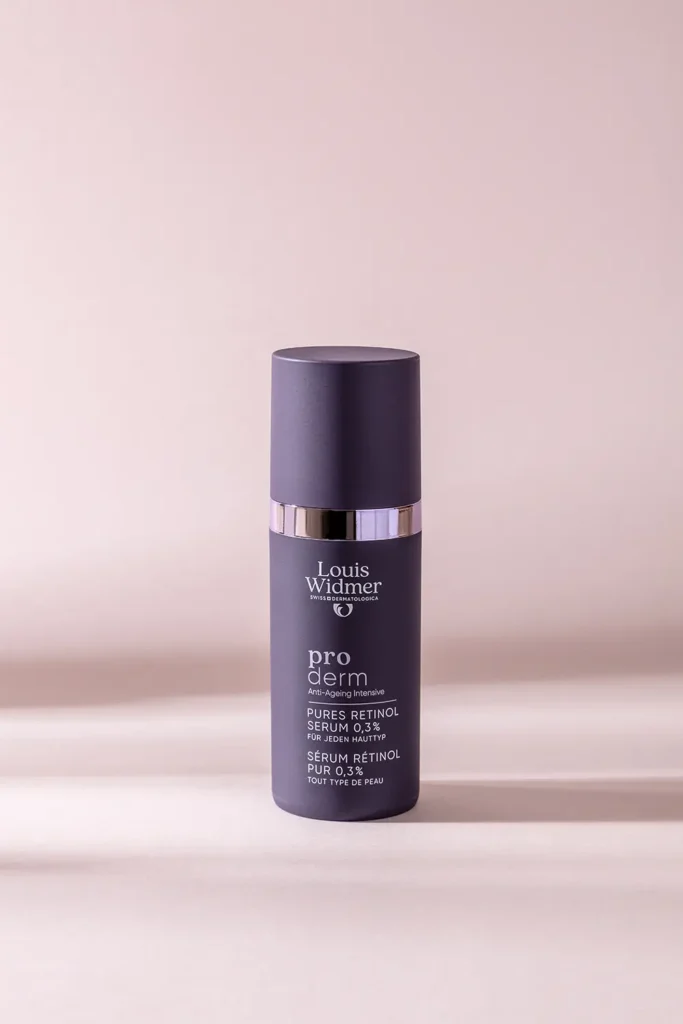 Proderm Pures Retinol Serum 0,3 % von Louis Widmer zur Unterstützung der nächtlichen Hautregeneration.