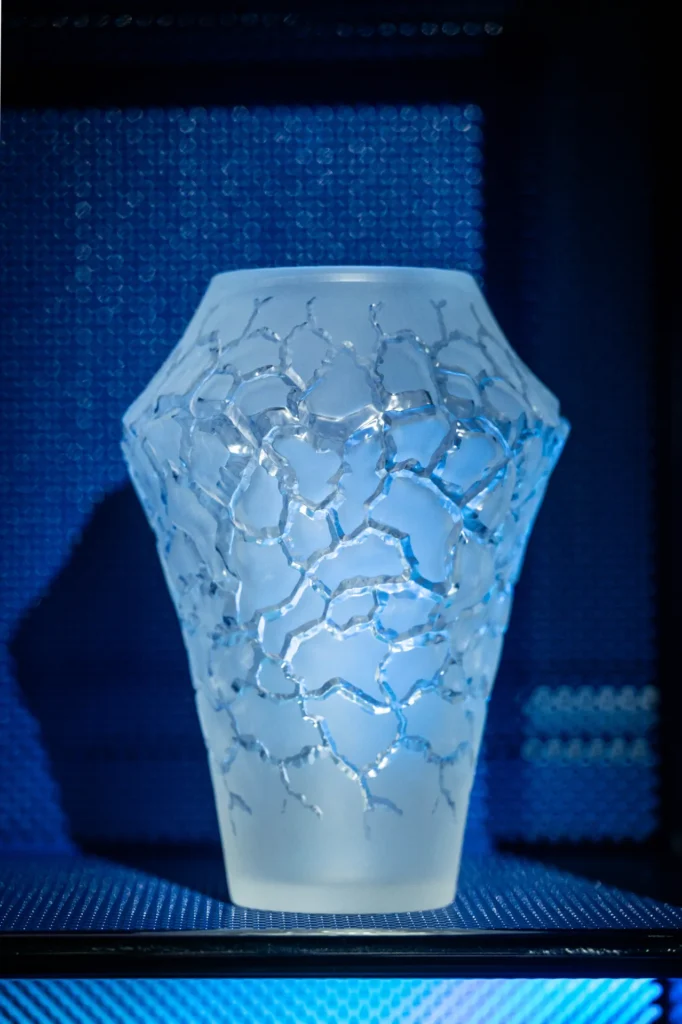 Grosse Kristallvase von Lalique für die Gewinnerin des Female Innovator of the Year Award 2026, Jessica Droujko.