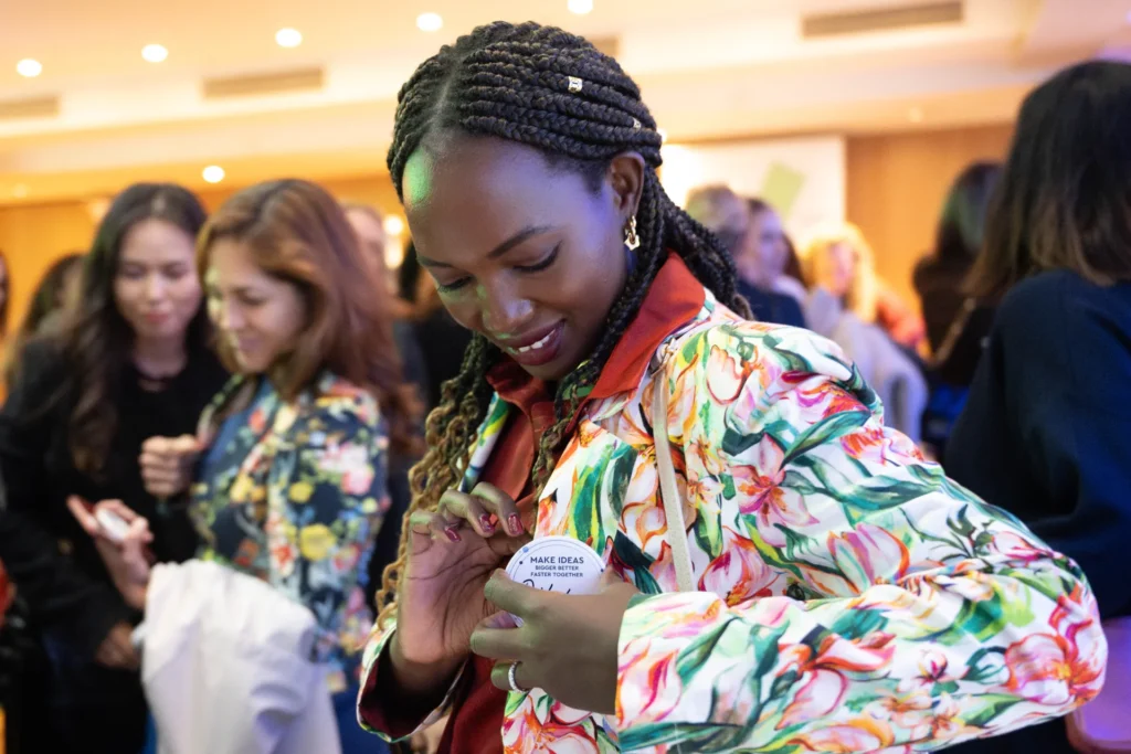 Ritah Nyakato Baldegger, Duty Editor bei Startupticker, befestigt ihr Namensbadge vor dem Female Innovation Forum 2026 in Zürich.