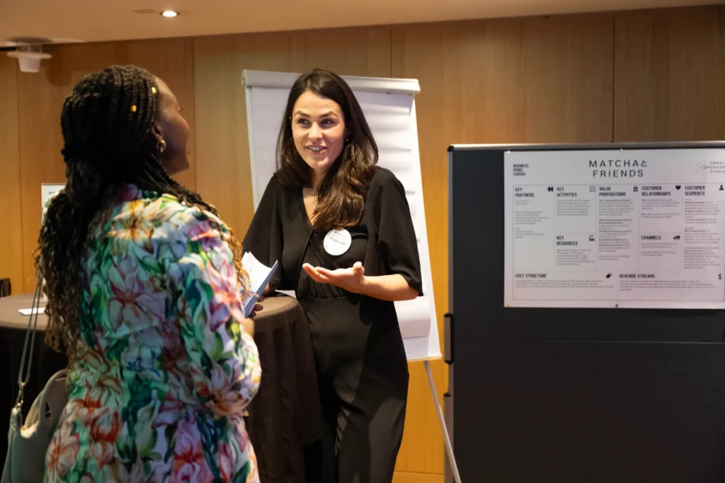 Morena Frehner, CEO und Co-Founder von Matcha & Friends, im Gespräch mit einer Teilnehmerin am Female Innovation Forum 2026.