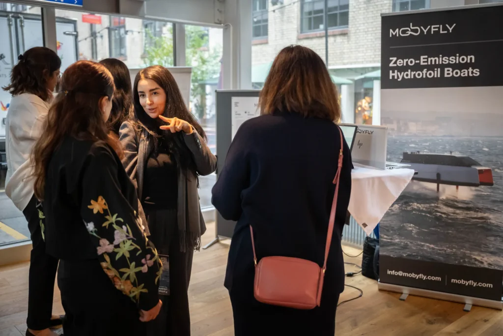 Vertreterin von Mobyfly im Gespräch mit einer Teilnehmerin am Stand des Start-ups beim Female Innovation Forum 2026.