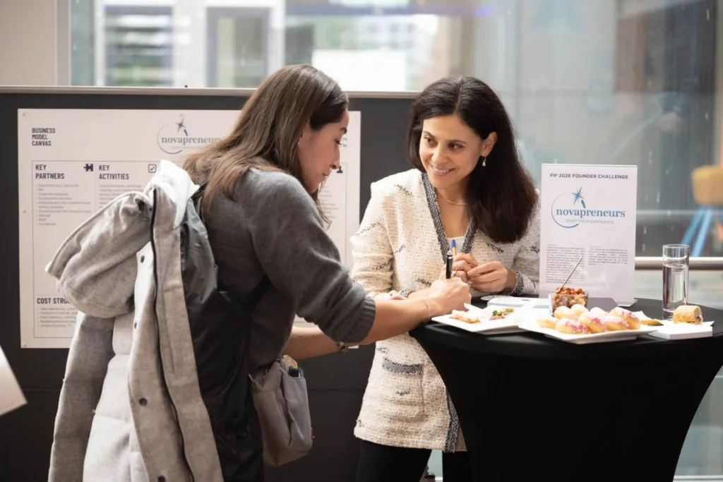 Dr. Burcu Demiray, Founder und Managing Director von Novapreneurs, am Stand ihres Start-ups beim Female Innovation Forum 2026 in Zürich.