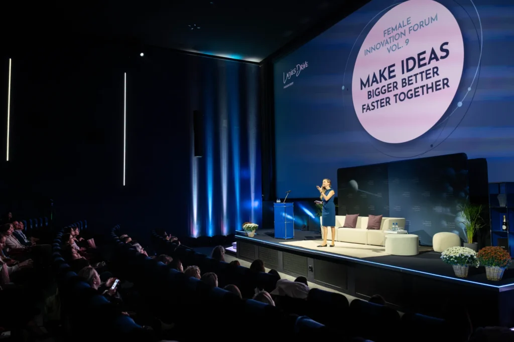 Moderatorin Sunnie Groeneveld eröffnet die Präsentationen auf der Bühne des Female Innovation Forum 2026 in Zürich.