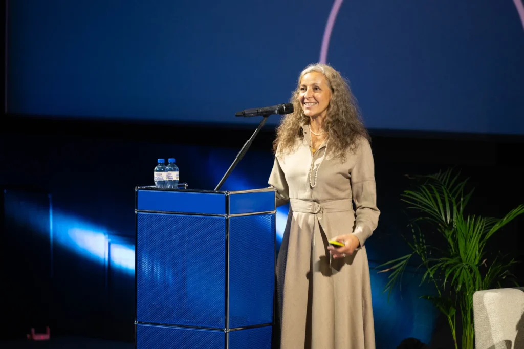 Sandra-Stella Triebl begrüsst das Publikum auf der Bühne des Female Innovation Forum 2026 in Zürich.