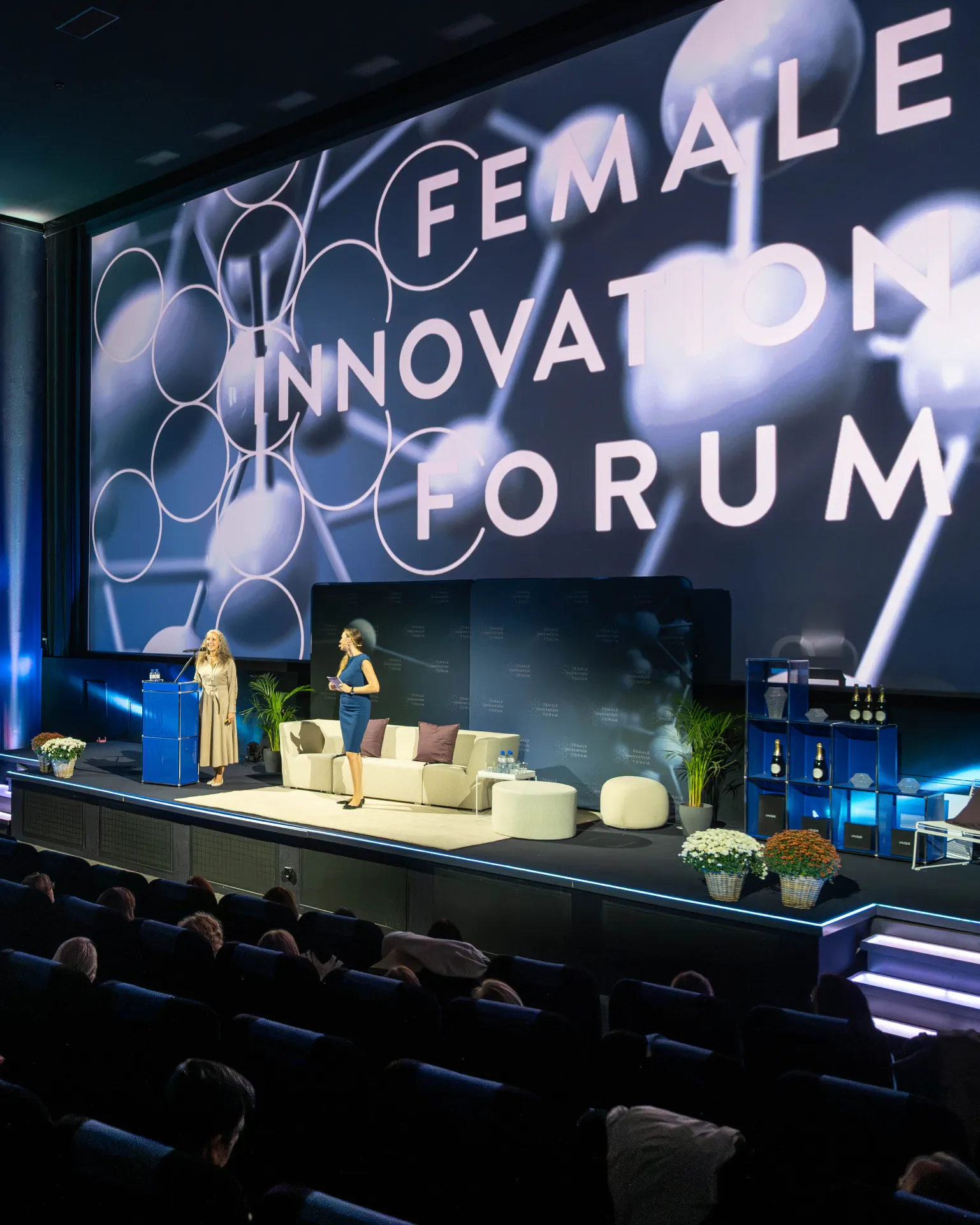 Sandra-Stella Triebl und Sunnie Groeneveld gemeinsam auf der Bühne des Female Innovation Forum 2026 im blue Cinema Abaton in Zürich.