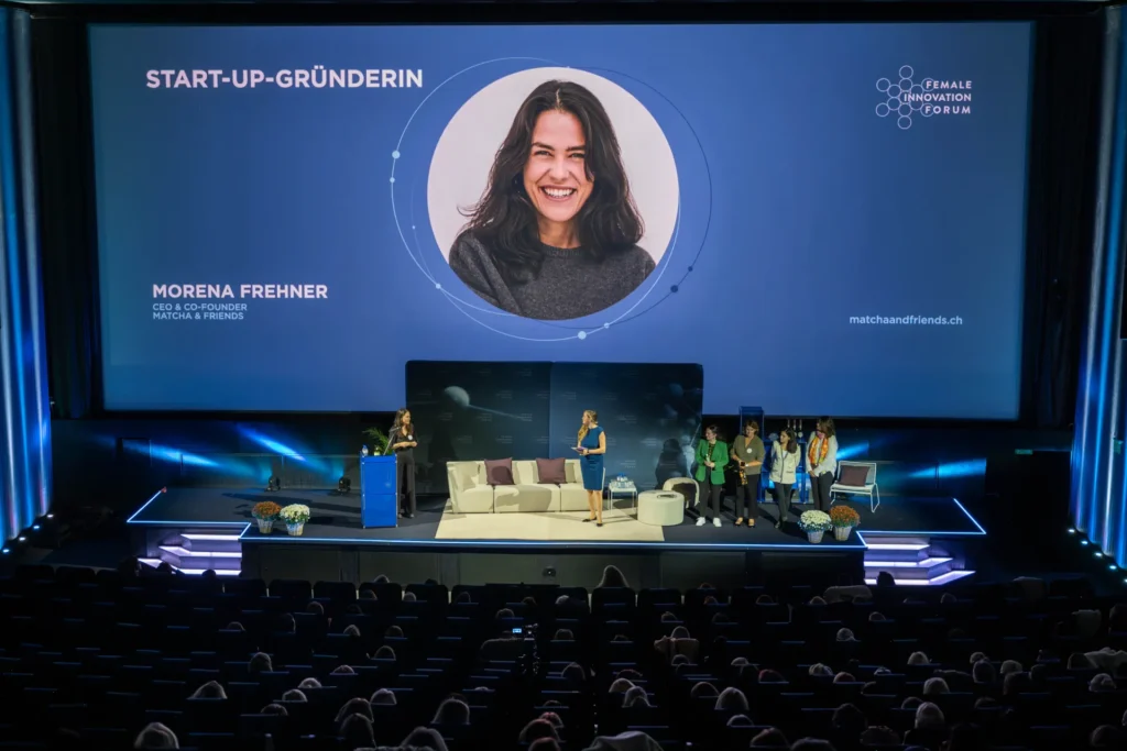 Morena Frehner präsentiert ihr Start-up Matcha & Friends auf der Bühne des Female Innovation Forum 2026 im blue Cinema Abaton in Zürich.