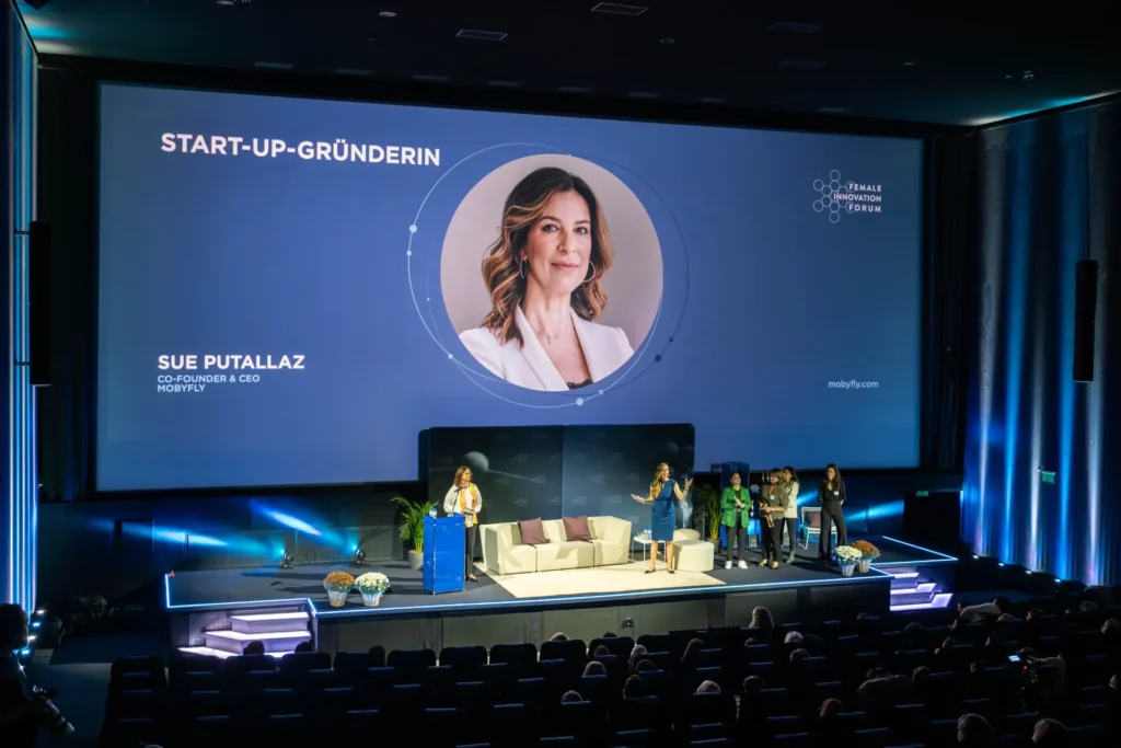 Vindou Duc, Fractional Chief People Officer bei Mobyfly, präsentiert das Start-up auf der Bühne des Female Innovation Forum 2026 in Zürich.