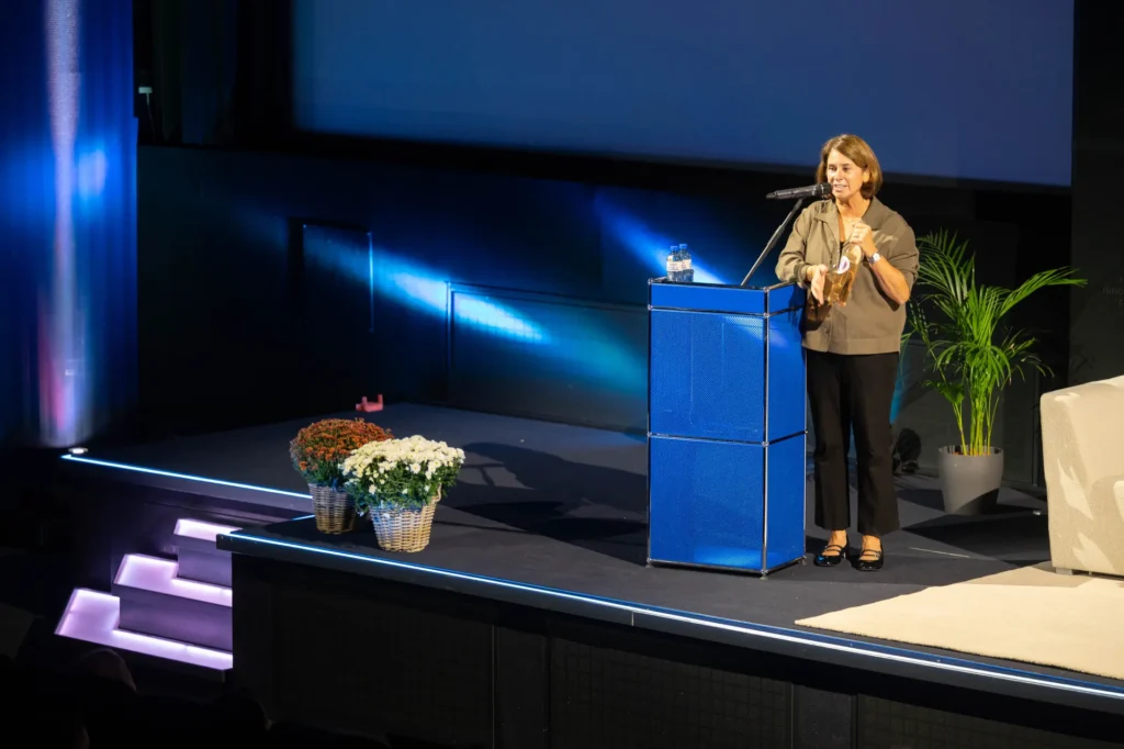 Anita Canovas Forjette präsentiert Nuvage Wines auf der Bühne des Female Innovation Forum 2026 im blue Cinema Abaton in Zürich.