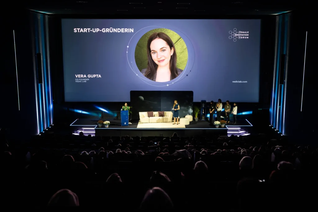 Vera Gupta präsentiert Vedic Lab auf der Bühne des Female Innovation Forum 2026 im blue Cinema Abaton in Zürich.