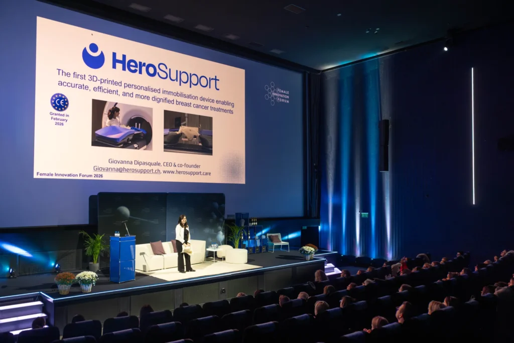 Giovanna Dipasquale, Gewinnerin des Female Innovator of the Year Award 2025, hält eine Keynote vor dem Publikum des Female Innovation Forum 2026.