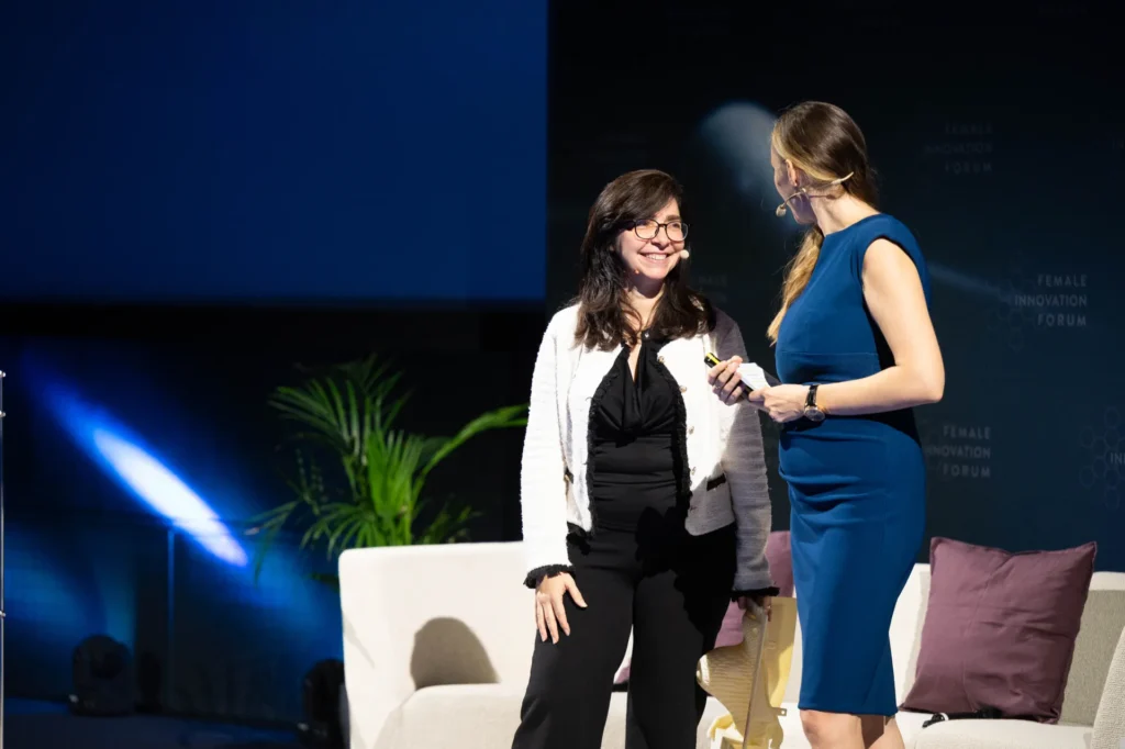 Giovanna Dipasquale, CEO und Co-Gründerin von HeroSupport, im Gespräch mit Moderatorin Sunnie Groeneveld auf der Bühne des Female Innovation Forum 2026.