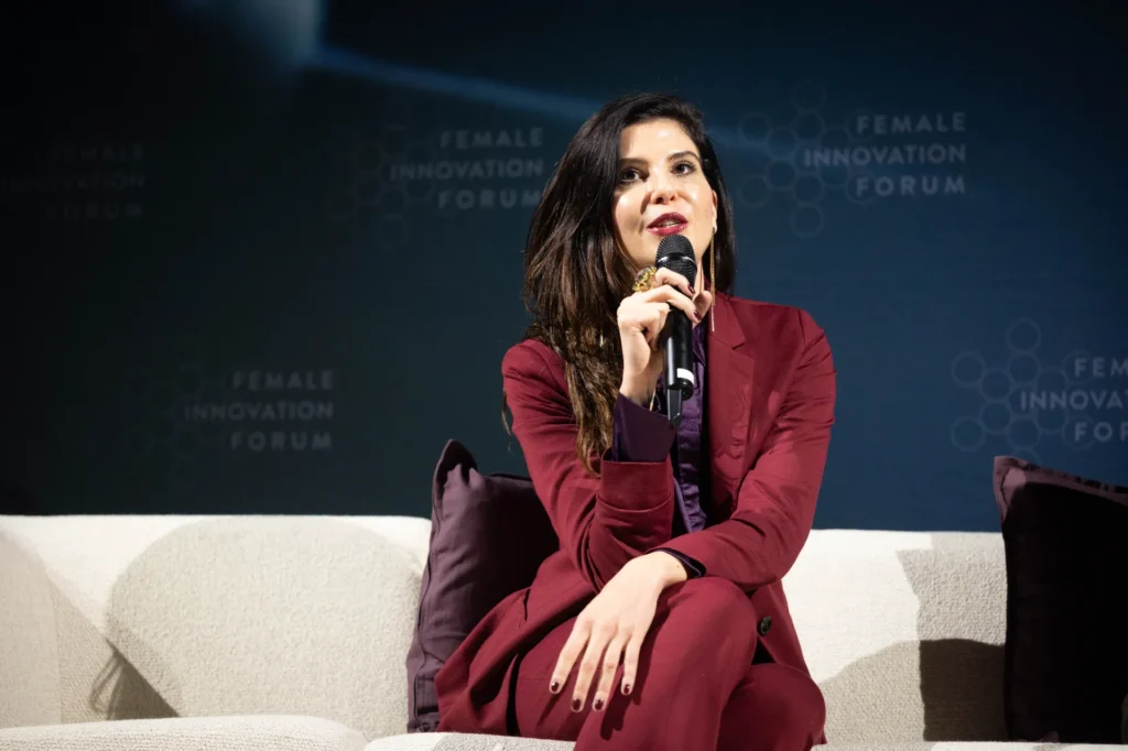 Melanie Tschugmall, Co-Gründerin von CRO2go, spricht beim Kamingespräch am Female Innovation Forum 2026.