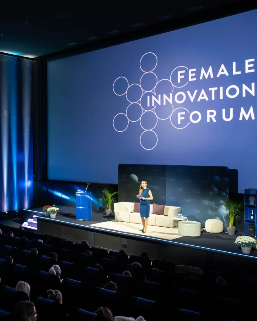 Sunnie Groeneveld – Female Innovation Forum 2026 Sunnie Groeneveld begrüsst das Publikum am Female Innovation Forum 2026 in Zürich.