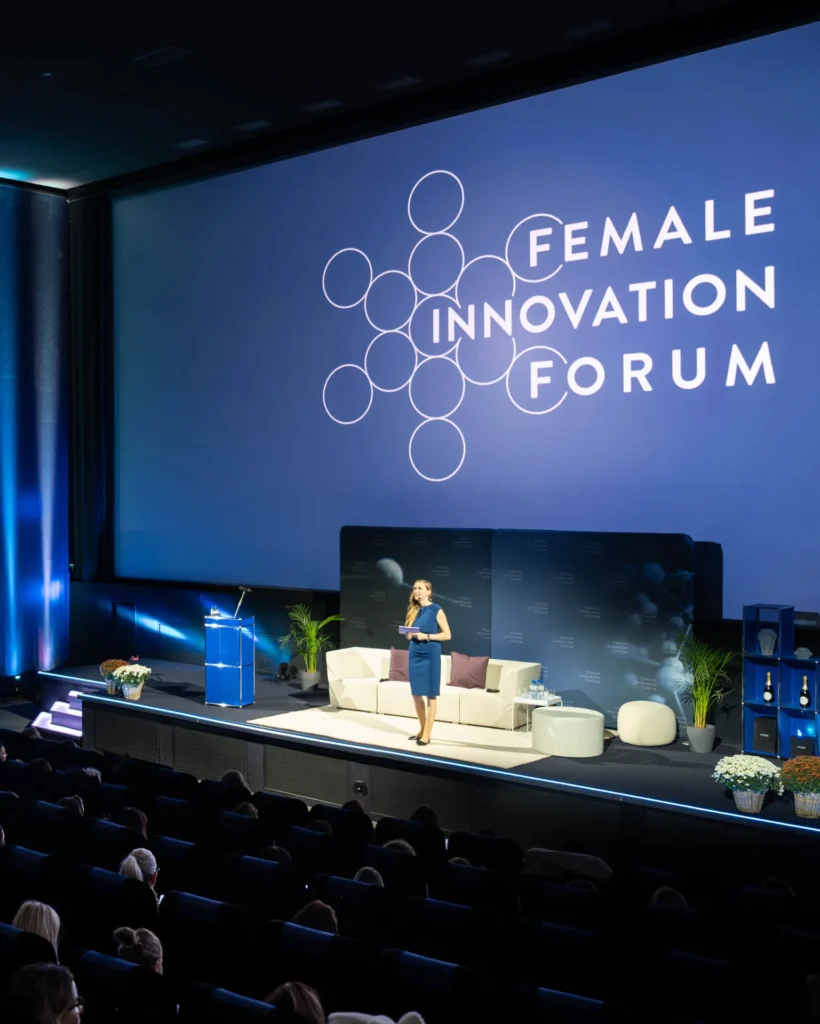 Sunnie Groeneveld begrüsst das Publikum am Female Innovation Forum 2026 in Zürich.