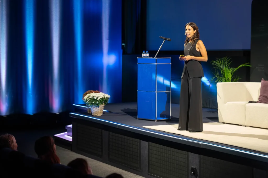 Dr. Yasemin Tahris, Co-Founder von Flowit, hält ihre Keynote auf der Bühne des Female Innovation Forum 2026 vor dem Publikum im Kinosaal.