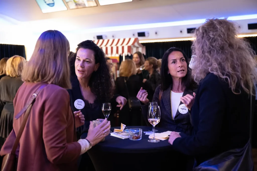 Gäste des Female Innovation Forum 2026 beim Flying Diner vor Beginn der Award Night im blue Cinema Abaton in Zürich.