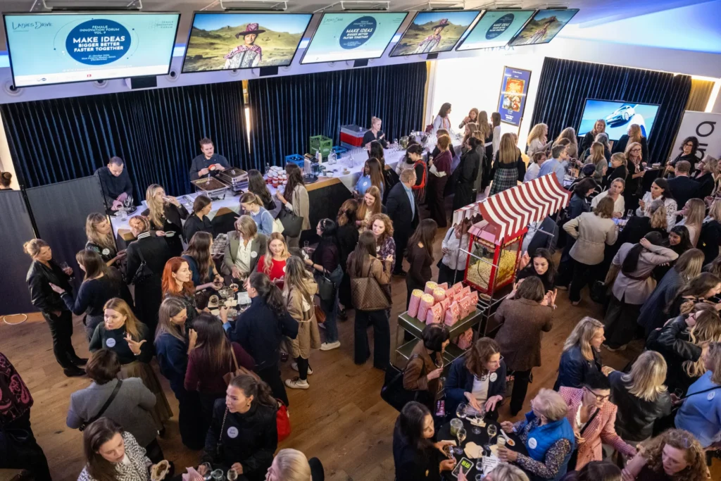 Gäste des Female Innovation Forum 2026 beim Flying Diner vor Beginn der Award Night im blue Cinema Abaton in Zürich.