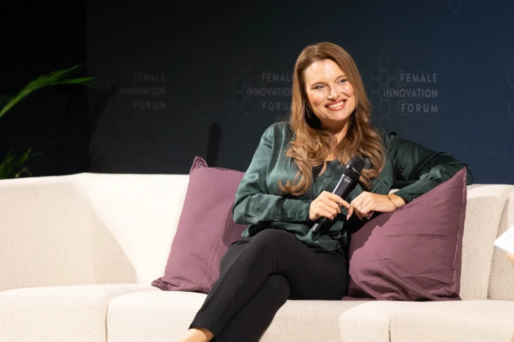 Anja Graf, Gründerin von Visionapartments, spricht auf der Bühne des Female Innovation Forum 2026 über ihre unternehmerische Erfolgsgeschichte.