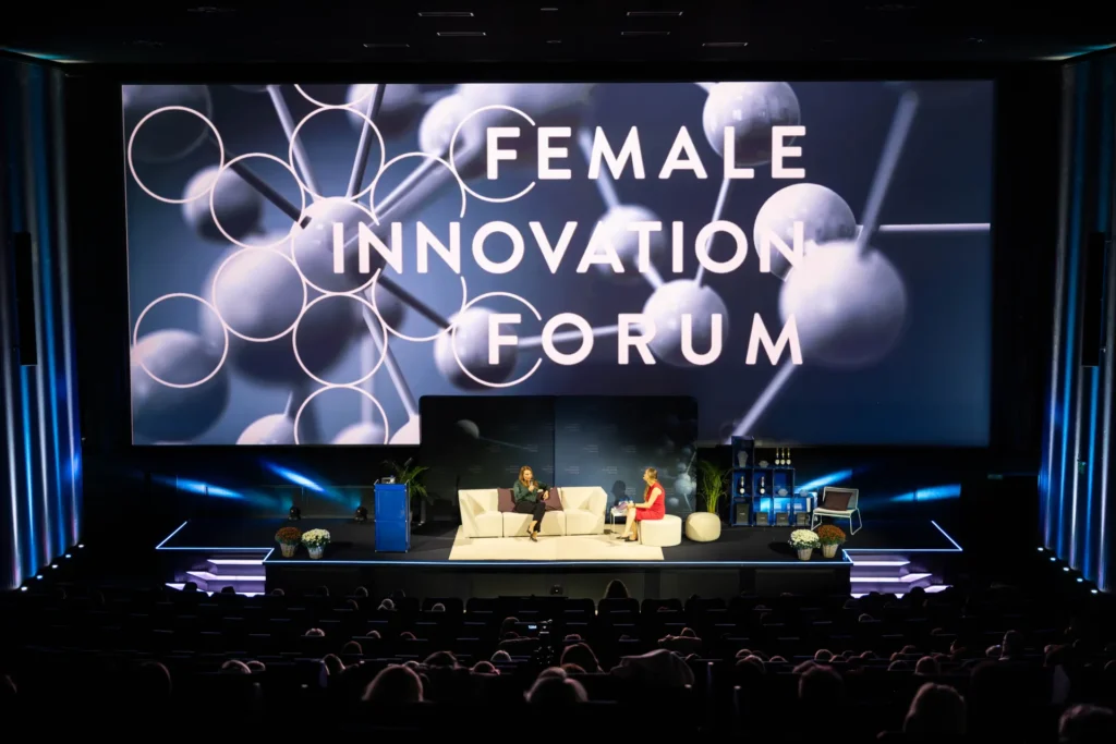 Anja Graf im Gespräch mit Moderatorin Sunnie Groeneveld auf der Bühne des Female Innovation Forum 2026 in Zürich.