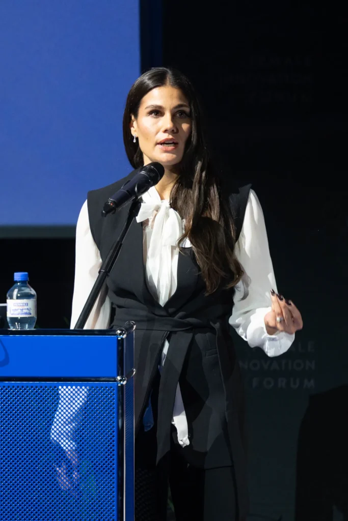 Leonie Osterseelte von der Lalique Group spricht auf der Bühne des Female Innovation Forum 2026 über die Kristallvasen für die Preisträgerinnen.