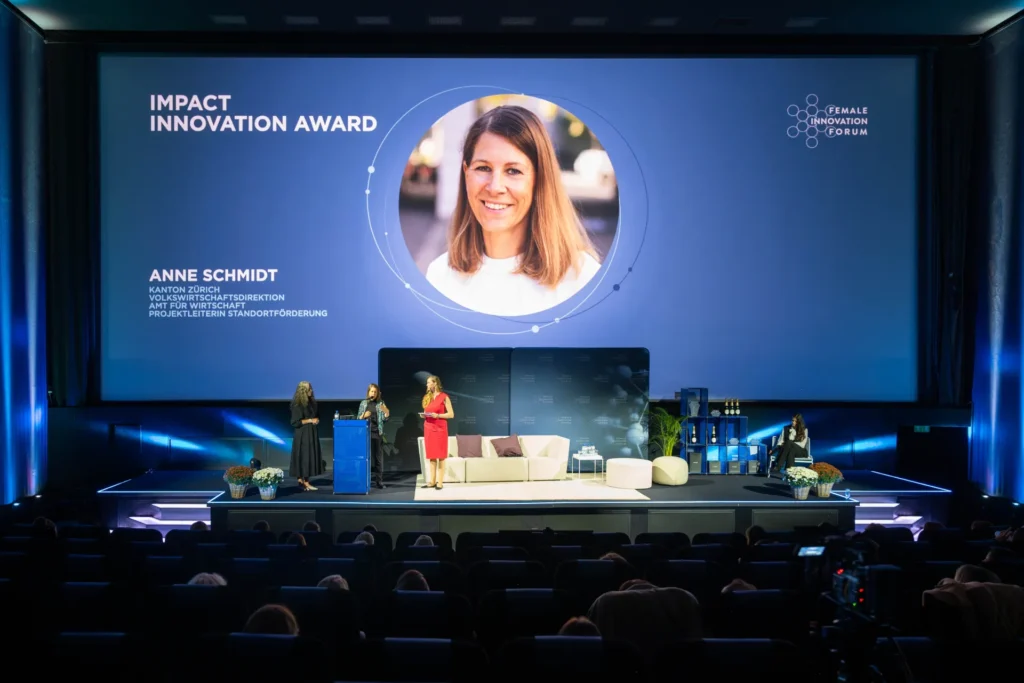 Anne Schmidt von der Volkswirtschaftsdirektion des Kantons Zürich spricht auf der Bühne des Female Innovation Forum 2026 vor dem Publikum.