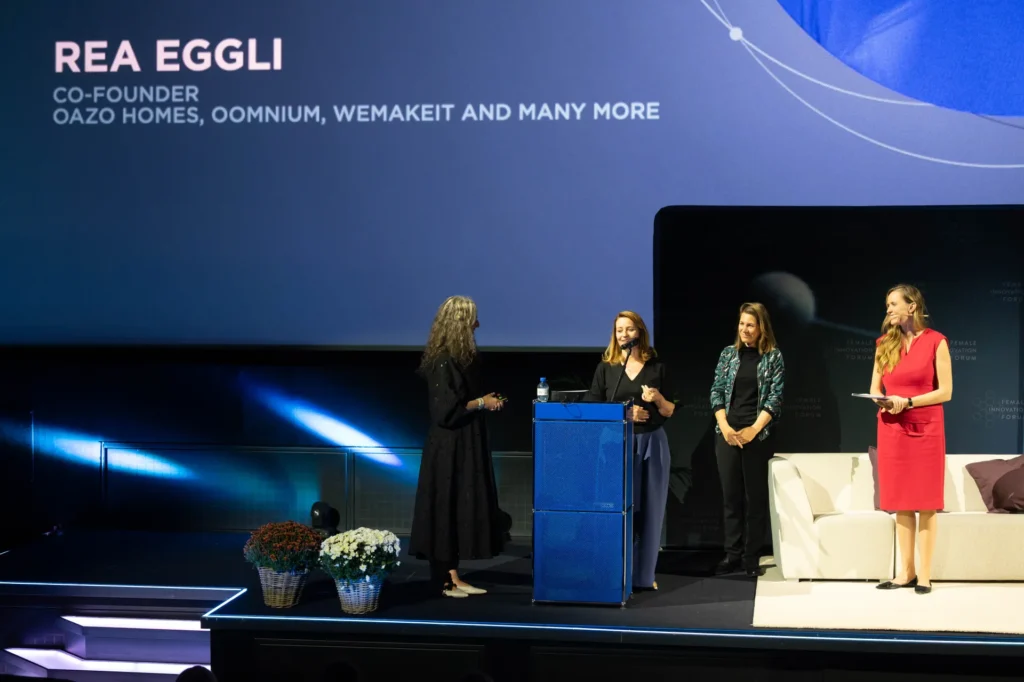 Rea Eggli nimmt den Impact Innovation Award am Female Innovation Forum 2026 entgegen.