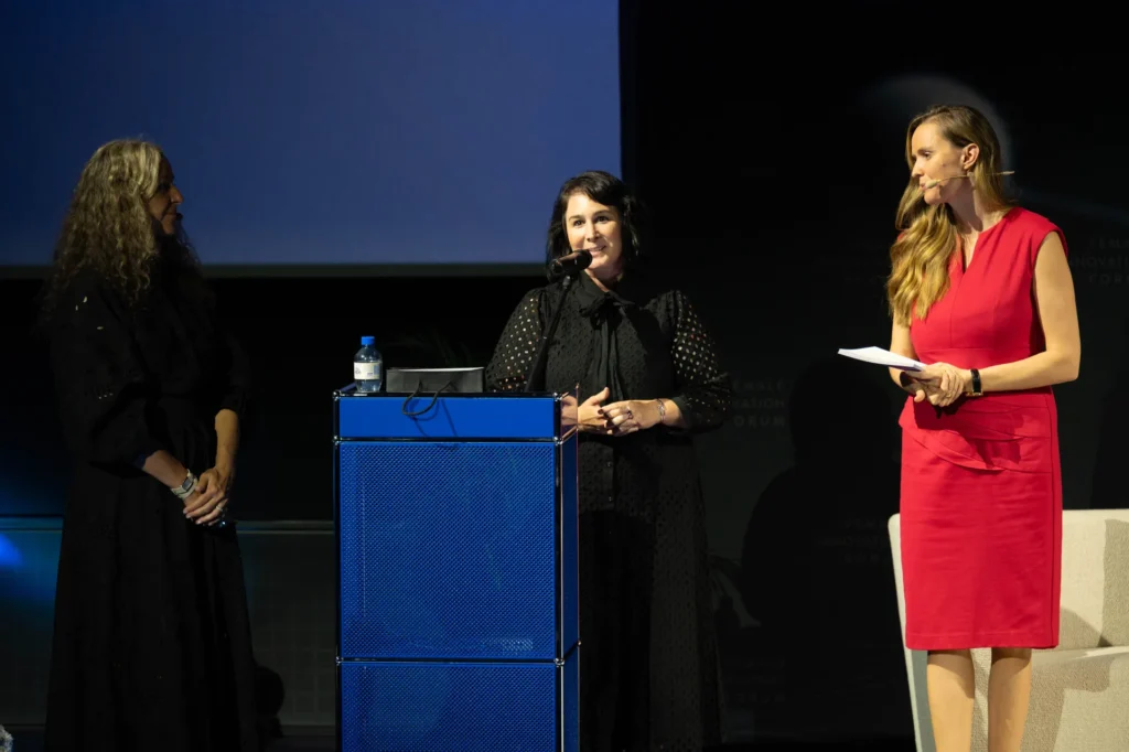 Stéphanie Aeby von USM hält die Laudatio für den Design Innovation Award am Female Innovation Forum 2026.