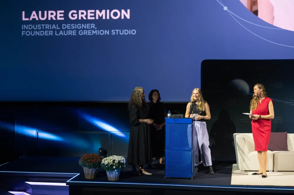 Industriedesignerin Laure Gremion aus Neuchâtel nimmt den Design Innovation Award von USM am Female Innovation Forum 2026 entgegen.