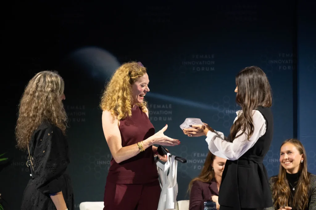 Claudia Glass, Gründerin von Swijin, nimmt den Recognition Award 2026 auf der Bühne des Female Innovation Forum in Zürich entgegen.