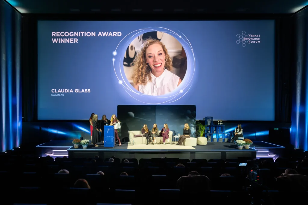 Claudia Glass hält ihre Dankesrede nach der Verleihung des Recognition Award am Female Innovation Forum 2026.