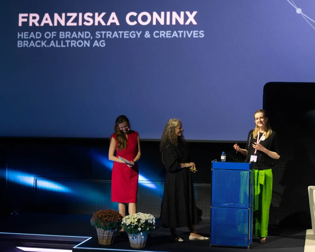 Franziska Coninx, Head of Brand, Strategie und Creatives bei Brack Alltron, präsentiert den Female Innovator of the Year Award 2026 auf der Bühne des Female Innovation Forum.