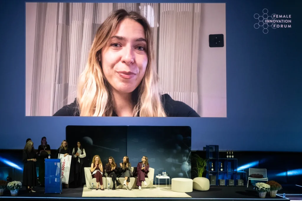 Jessica Droujko, Gründerin von Riverkin und Gewinnerin des Female Innovator of the Year Award 2026, bedankt sich per Videobotschaft beim Publikum.